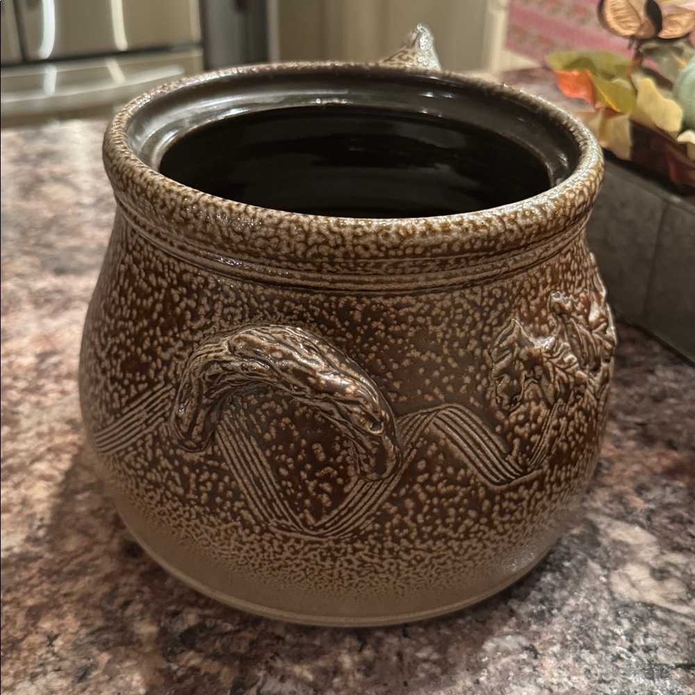 2004 Albany Slip Bean Pot- Brown Ceramic Pot with Leaf Design - Picture 2 of 5